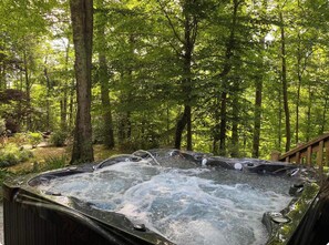 Outdoor spa tub - Tranquil 2-bedroom cabin in the Woods. 4 mins to charming Dahlonega townsqaure (Dahlonega)