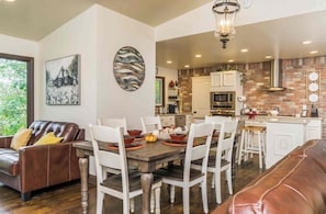 Dining - Tranquil 2-bedroom cabin in the Woods. 4 mins to charming Dahlonega townsqaure (Dahlonega)