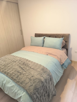 A bed with a quilted cover, a headboard, and two pillows. - Vista Hermosa neighborhood, Quito, near the U.S. Embassy and Solca Hospital (Quito)