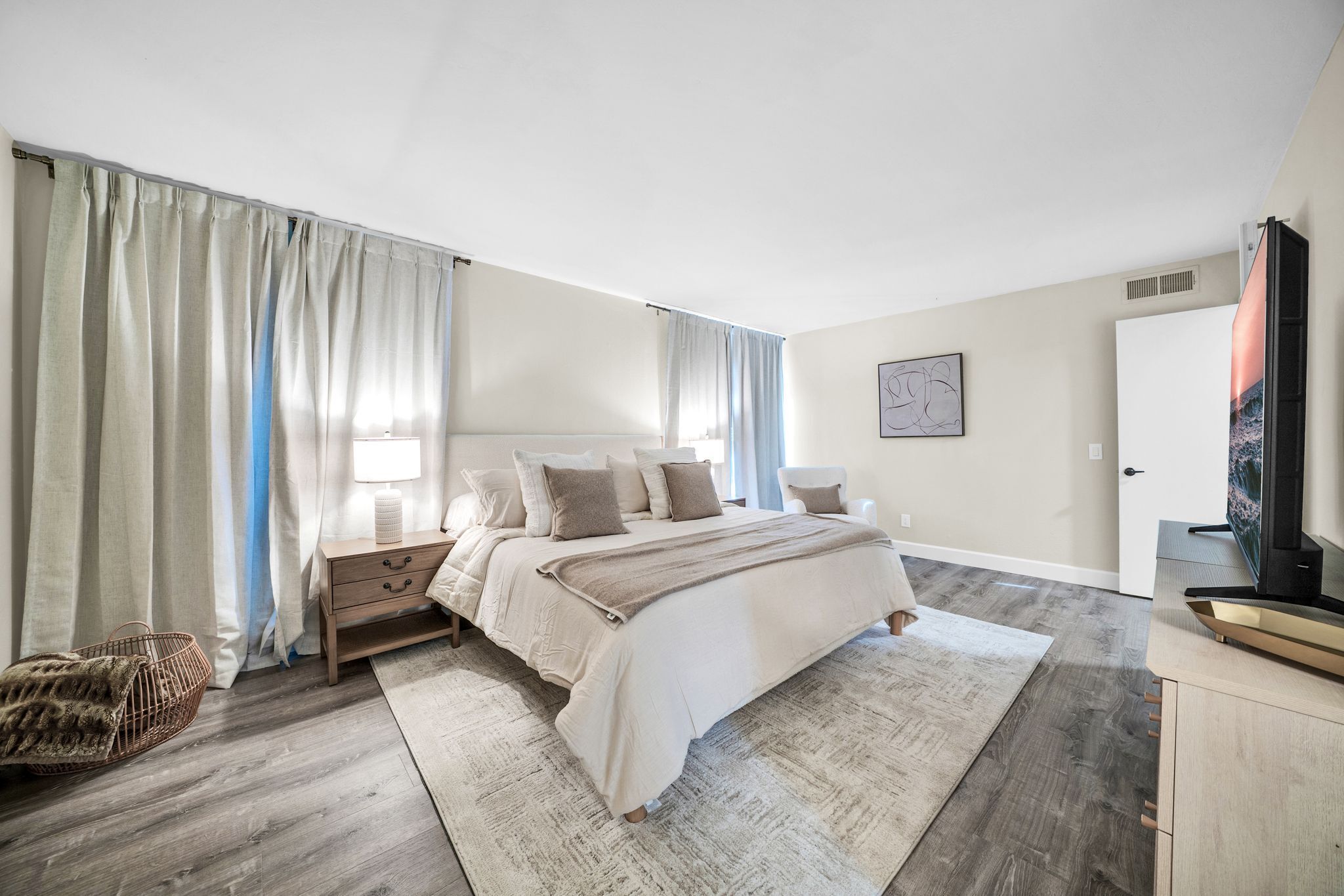 2 bedrooms, iron/ironing board, WiFi, bed sheets