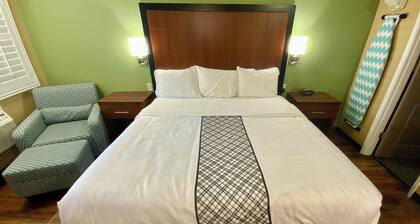 Cozy King Suite 108–Stroll Historic Downtown Great Restaurants & Unique Shops