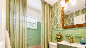 Une salle de bain avec une baignoire, des toilettes et un lavabo.