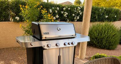3 Minutes to Golf Resort & Spa, Private Hot Tub, Family Friendly