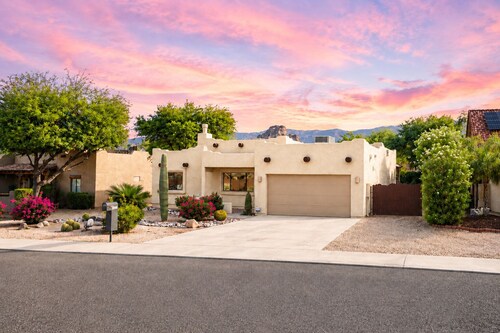 3 Minutes to Golf Resort & Spa, Private Hot Tub, Family Friendly