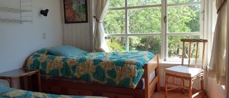 Tabla de planchar con plancha, wifi y ropa de cama