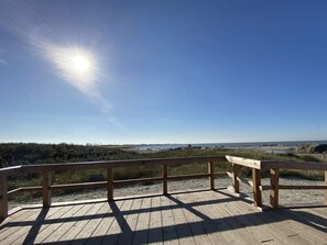 A wooden deck with a railing overlooking a beach. - Mariechen am Meer Apt. 2 - Norddeich (Norden)
