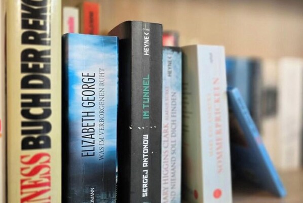 A row of books on a shelf. - Holiday Apartment L39 (Graal Mueritz)