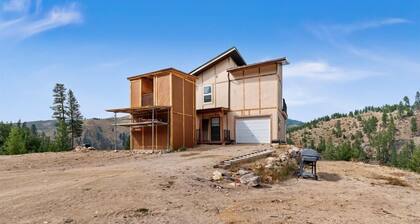 Charming 2-bedroom chalet amazing bedroom views in Lowman