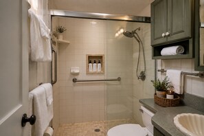 Bathroom - 4-bedroom cabin with hot tub, firepit, kids loft, pet friendly. (Beech Mountain)