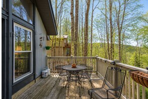 Outdoor dining - 4-bedroom cabin with hot tub, firepit, kids loft, pet friendly. (Beech Mountain)