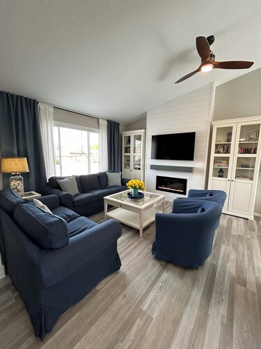 Family fun retreat with chefs kitchen and gameroom/pets friendly