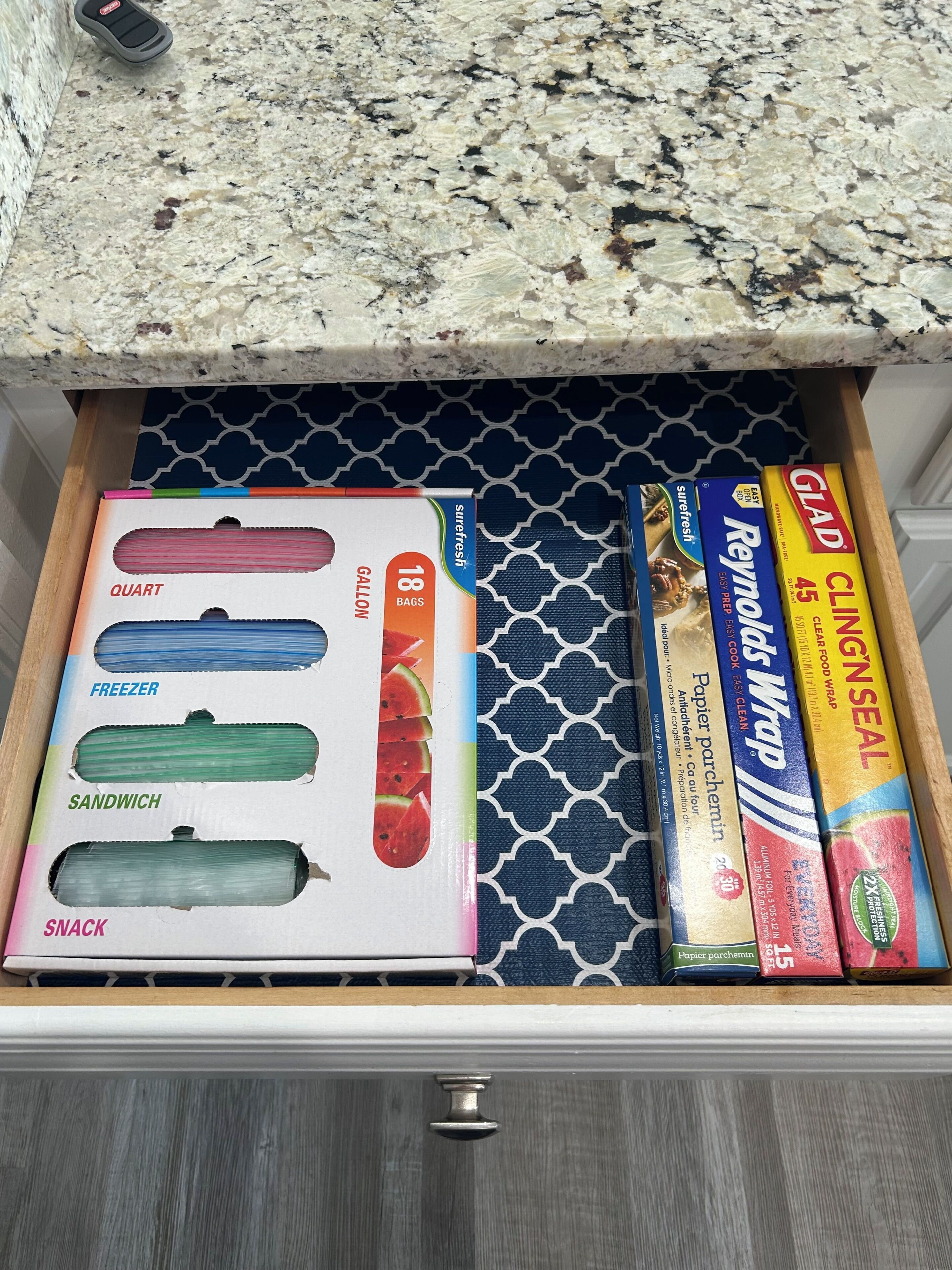 Eine Schublade mit Aufbewahrungsboxen, beschriftet mit QUART, FREEZER, SANDWICH und SNACK.