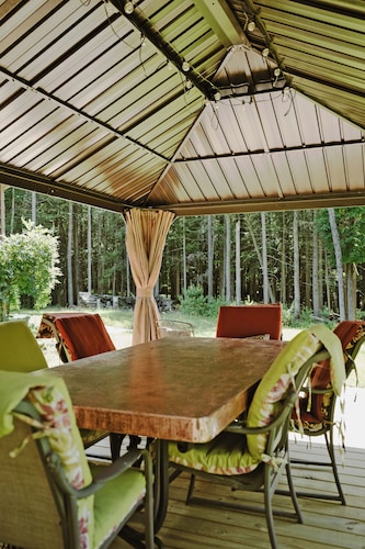 Grand Lodge at Narrowsburg - Sleeps 12 - 20 Private Acres