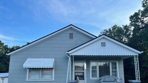 Exterior - Charming 2-bedroom house in peaceful Cunningham (Cunningham)