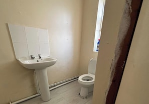 Bathroom - Aston 1-Bed Apartment, Sleeps 2 near shops (Birmingham)