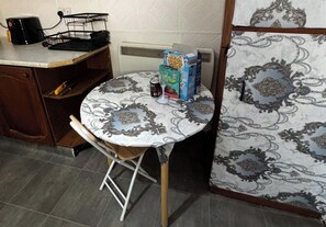 Dining - Aston 1-Bed Apartment, Sleeps 2 near shops (Birmingham)