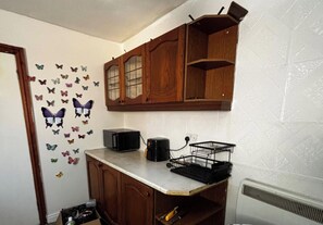 Private kitchen - Aston 1-Bed Apartment, Sleeps 2 near shops (Birmingham)
