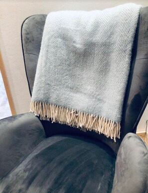 A chair with a grey blanket and beige fringe. - Tranquil Dolgellau Cottage Retreat (Dolgellau)