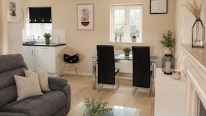 Unclassified image, 2 of 17, button - North Manchester 2-Bed Apt, Sleeps 4 with Parking (Manchester)
