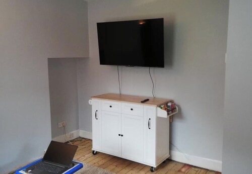 4 Bedroom House Sleeps 6 - Garden - Free Parking