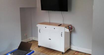 4 Bedroom House Sleeps 6 - Garden - Free Parking