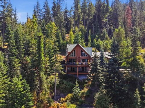 Cozy's Lakefront Lodge | Luxury Log Cabin