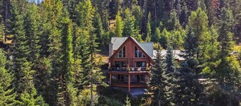 Cozy's Lakefront Lodge | Luxury Log Cabin