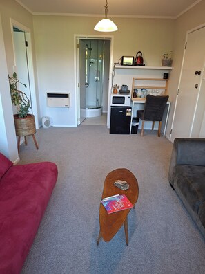 Living area - Frankleigh Park Stay (New Plymouth)
