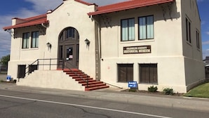 Un edificio de dos pisos con techo de tejas rojas, un cartel que dice 'Franklin County Historical Museum' y una rampa para accesibilidad.