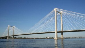 Un grand pont suspendu qui enjambe une étendue d’eau.