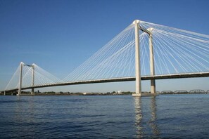 Un gran puente colgante que cruza un cuerpo de agua.
