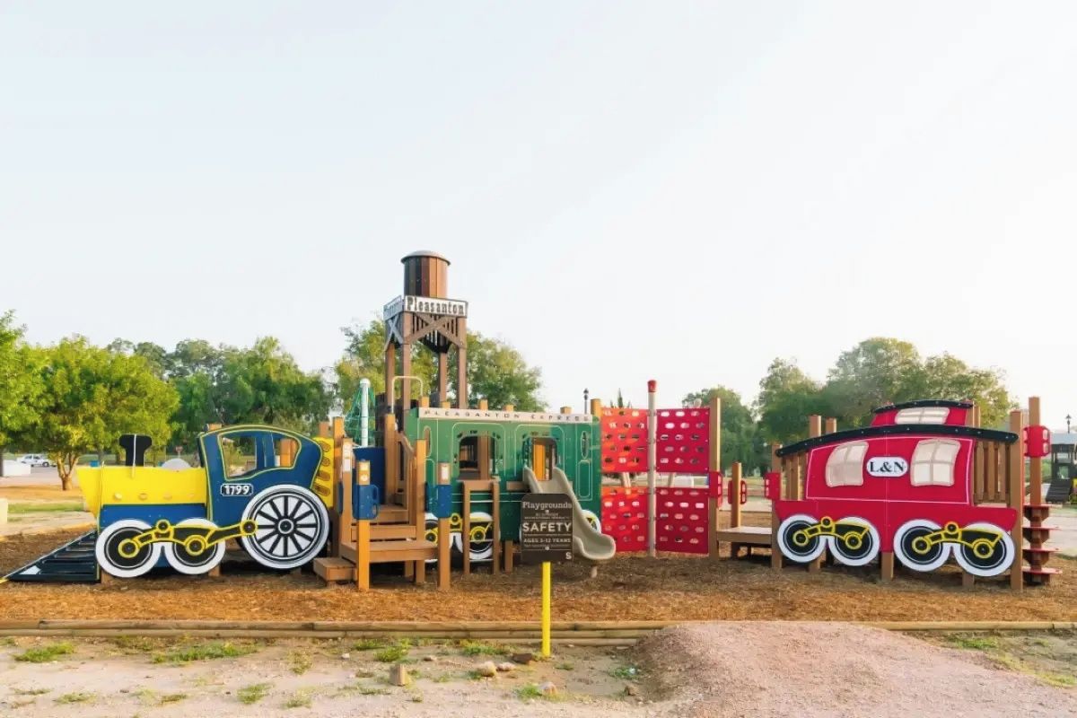 Un parque infantil con una estructura de juego temática de tren.