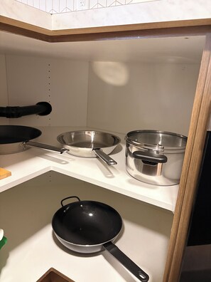Private kitchen -  Calgary Haven l 4BR Home l 3 Full Bath l AC l Sleeps 8 plus (Calgary)