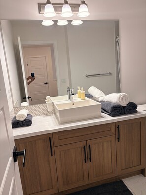 Bathroom -  Calgary Haven l 4BR Home l 3 Full Bath l AC l Sleeps 8 plus (Calgary)
