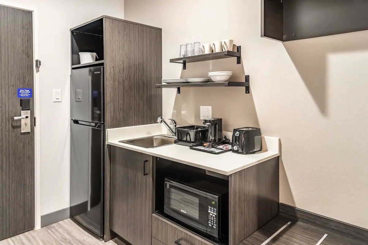 Coffee/tea maker, fridge, microwave, toaster