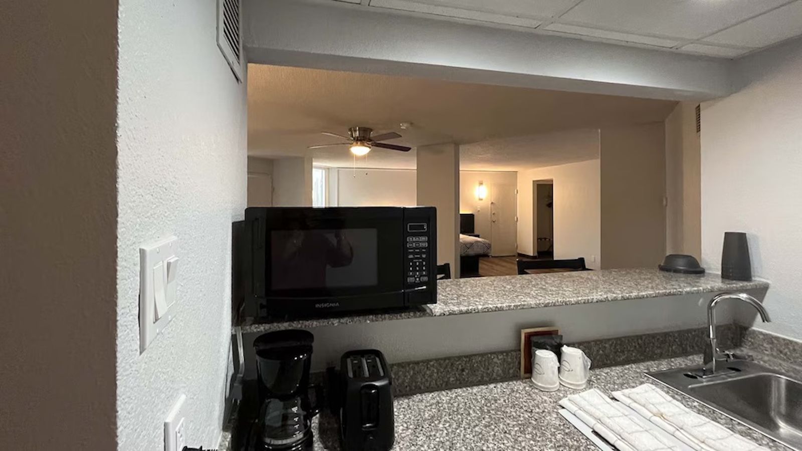 Coffee/tea maker, fridge, microwave, stovetop