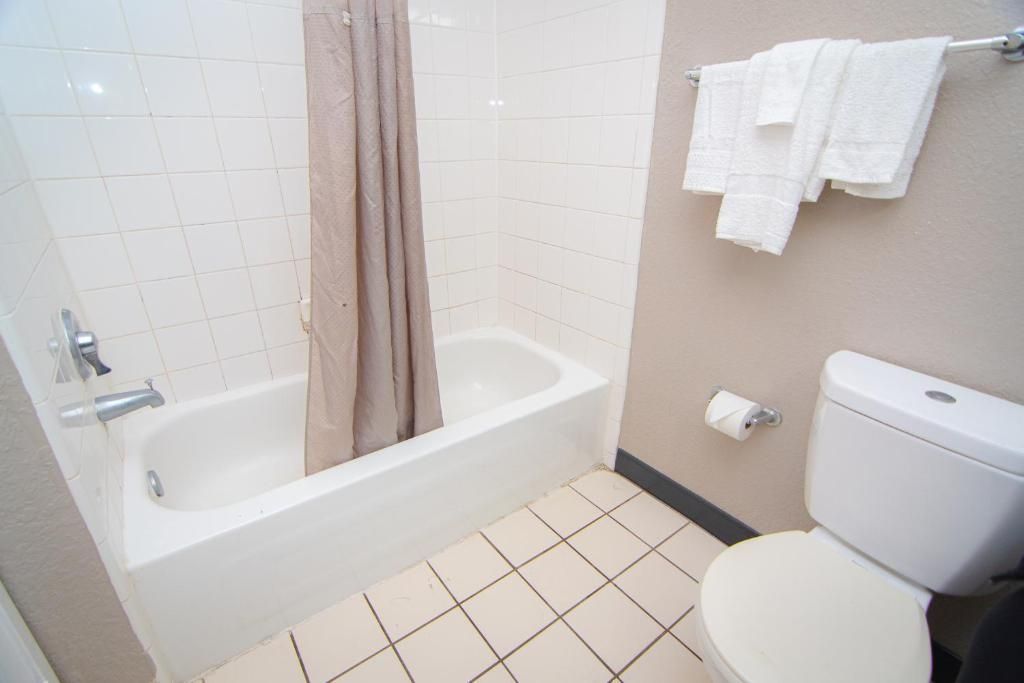 3 Well-located Units | 6 Miles To Ballpark Of The Palm Beaches | Free Parking - Palm Beach, FL