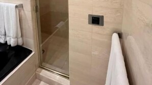 Bathroom - Northwell All Suite Hotel (Toronto)