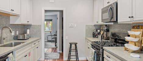 Coffee/tea maker, fridge, microwave, oven