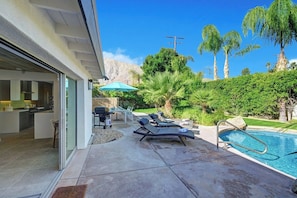 A modern house with a pool, lounge chairs, and a patio area. - Casa San Lucas - Central Palm Springs (Palm Springs)