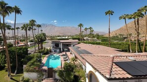 A resort with a swimming pool, palm trees, and a mountain backdrop. - Casa Sueños - Andreas Hills (Palm Springs)