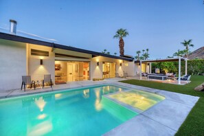 A modern house with a swimming pool, outdoor seating, and a well-maintained lawn. - Casa La Vista - MidCentury Home (Palm Springs)