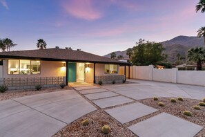 A modern house with a patio, a pool, and a mountain backdrop. - Retreat on Mesquite - South PS (Palm Springs)