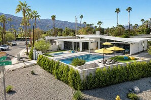 A modern resort with a pool, palm trees, and mountains in the background. - Casa Roka - Luxury 4 Bedroom Palm Springs Retreat with Private Pool and Hot Tub (Palm Springs)