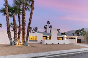 A modern house with a garage, surrounded by palm trees, and a mountain in the background. - Dreamville Palm Springs by Oranj Palm (Palm Springs)