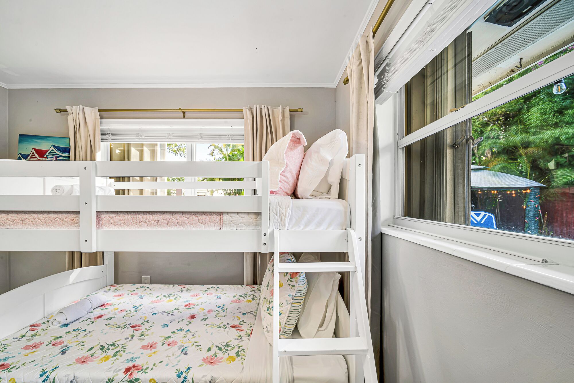 3 Schlafzimmer, Schreibtisch, Bügeleisen/Bügelbrett, Reisekinderbett