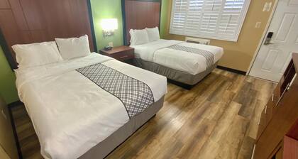 Cozy 2 Queen Suite 111–Stroll Historic Downtown Restaurants & Unique Shops