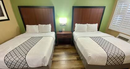 Cozy 2 Queen Suite 111–Stroll Historic Downtown Restaurants & Unique Shops