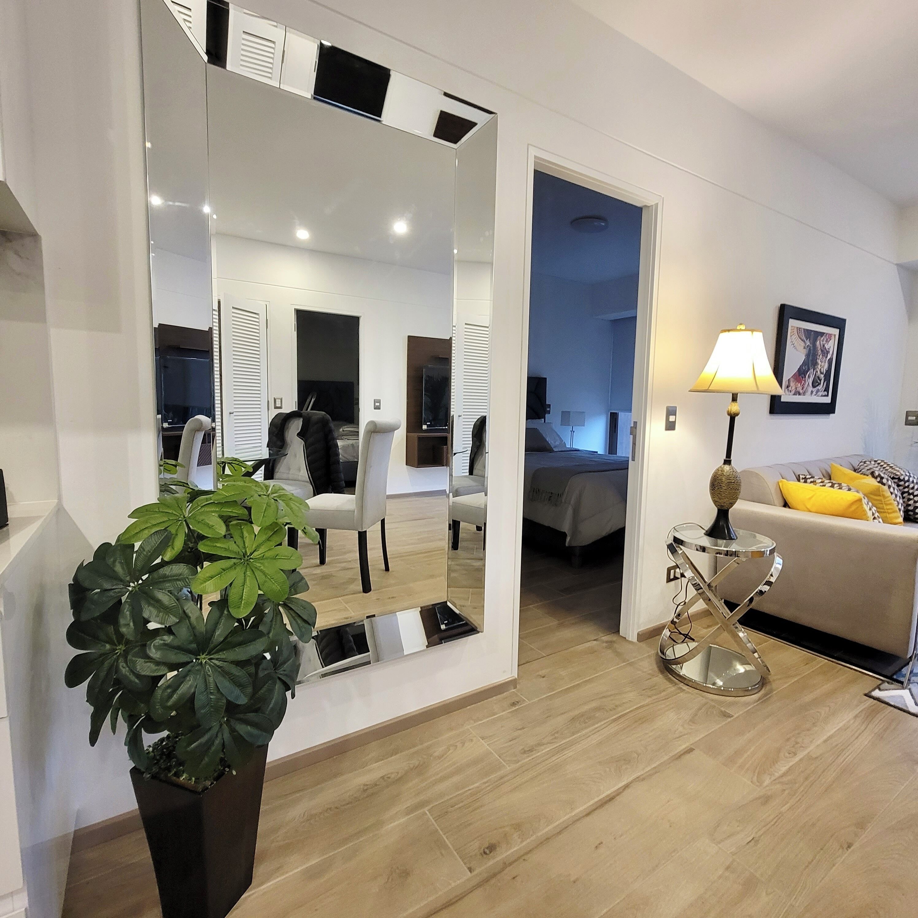 Cortinas blackout, tabla de planchar con plancha y wifi gratis 