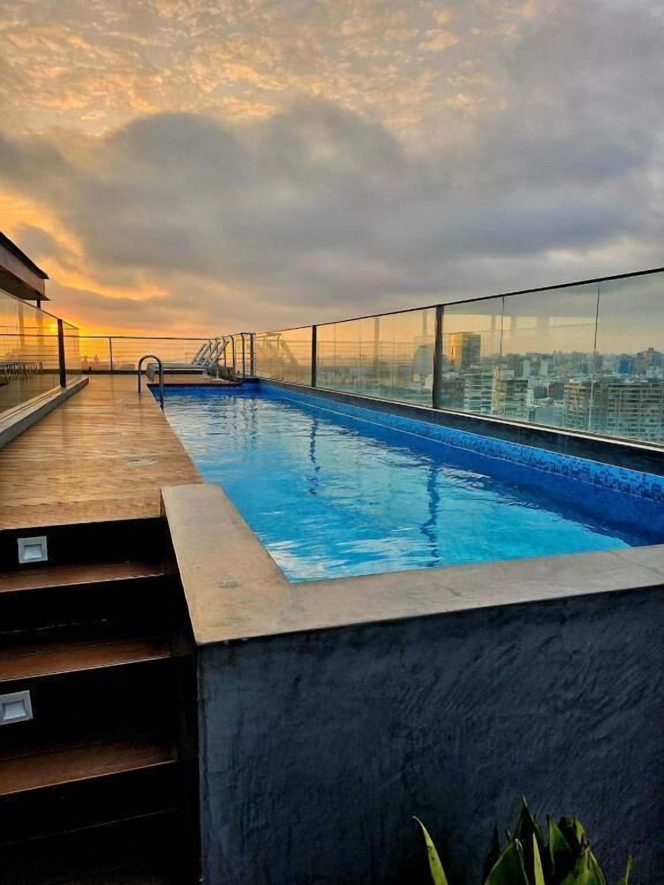 Una piscina al aire libre
